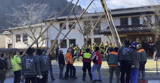 Konzentration herrschte beim Narrenbaumstellen In Utzenfeld.  | Foto: Hartmut Schwbl