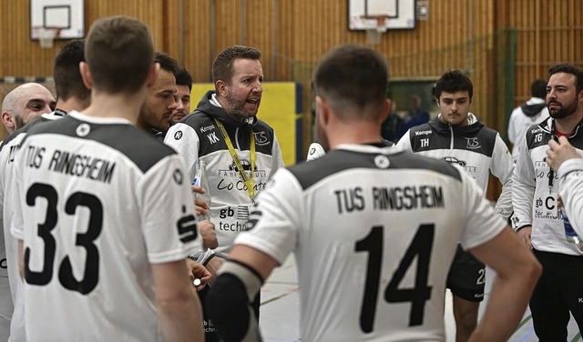 Der Ringsheimer Trainer Kim Kursch (Mi... mit seinen Spielern  zufrieden sein.   | Foto: Wolfgang Knstle