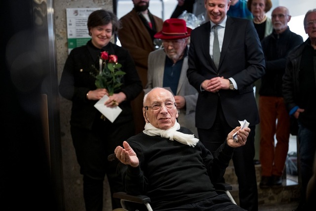 Eugen Gomringer  hielt bei der Vernissage eine Rede.  | Foto: Daniel Vogl/dpa