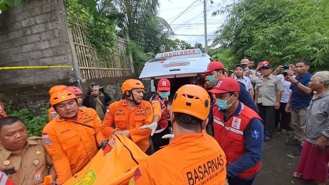 Auf Bali herrscht Regenzeit - gerade i...auml;ge die Erde ins Rutschen bringen.  | Foto: Denpasar City Bpbd/dpa