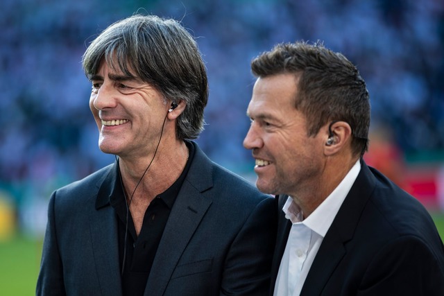 Lothar Matth&auml;us (r) bringt Ex-Bun...achim L&ouml;w (l) beim BVB ins Spiel.  | Foto: Tom Weller/dpa