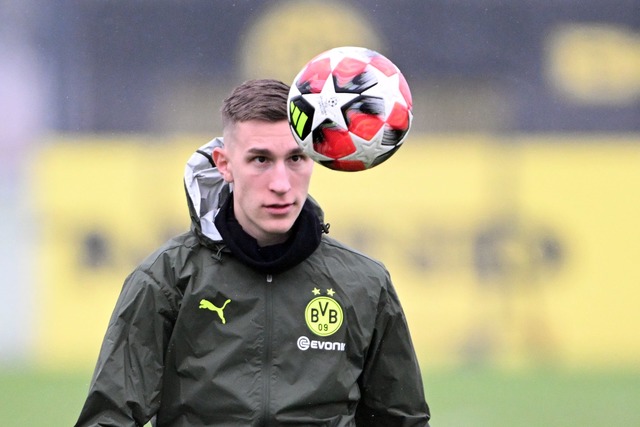 Nico Schlotterbeck sieht das Team des BVB in der Bringschuld.  | Foto: Federico Gambarini/dpa