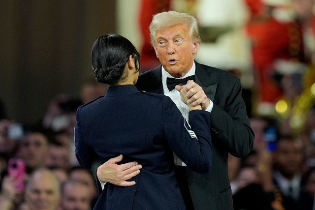 Trump tanze nicht nur mit seiner Frau,... einem Mitglied der Streitkr&auml;fte.  | Foto: Alex Brandon/AP/dpa