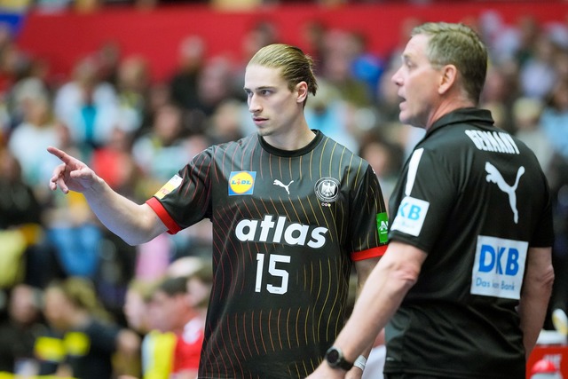 Juri Knorr (l) geh&ouml;rt bei der Han... zu den Aktivposten im deutschen Team.  | Foto: S&ouml;ren Stache/dpa