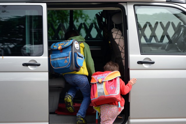 Elterntaxis sind ein leidiges Dauerproblem.  | Foto: Ralf Hirschberger (dpa)