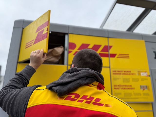 Ein typischer DHL-Paketautomat, der ge...tboten bef&uuml;llt wird. (Archivbild)  | Foto: Wolf von Dewitz/dpa-Zentralbild/dpa