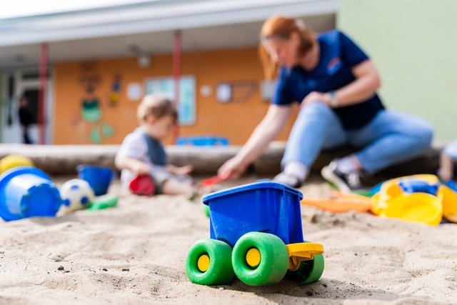 Nur der Anteil der Kinder, die weniger...e in der Kita sind, sank. (Archivfoto)  | Foto: Christoph Soeder/dpa