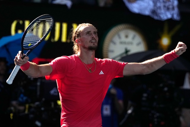 War nach dem Viertelfinalsieg bei den ...ian Open erleichtert: Alexander Zverev  | Foto: Manish Swarup/AP/dpa