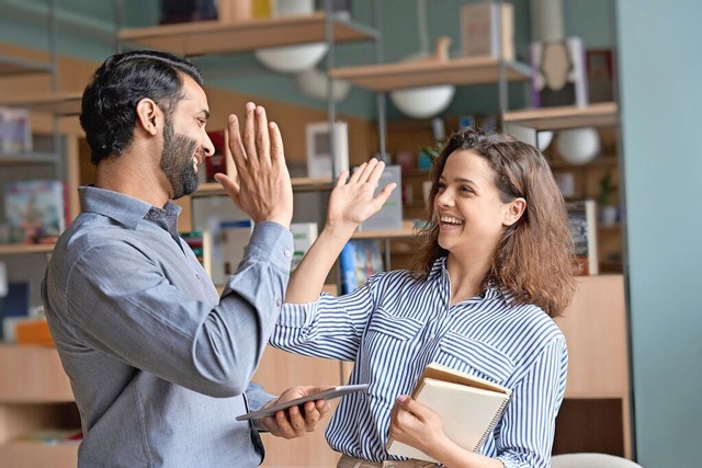 High five &#8211; Kontakte knpfen ist...y auf der Job-Start-Brse in Freiburg.  | Foto: Insta_Photos (Stock.adobe.com)