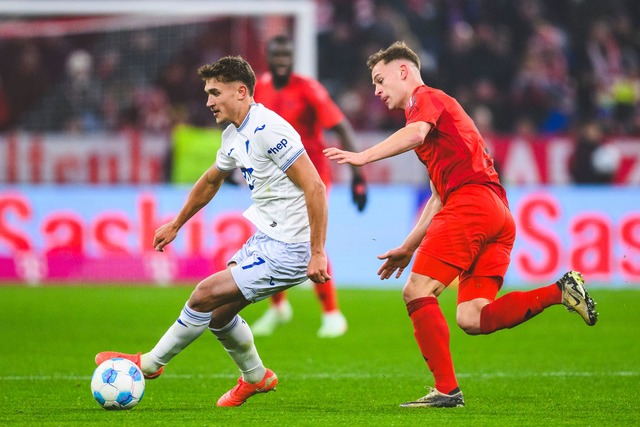 Vor einer Woche waren Hoffenheims Tom ...h noch Gegenspieler in der Bundesliga.  | Foto: Tom Weller/dpa