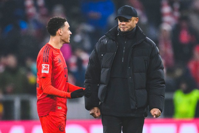 Bringt Trainer Vincent Kompany (r) Jun...ala in Rotterdam wieder von Anfang an?  | Foto: Tom Weller/dpa