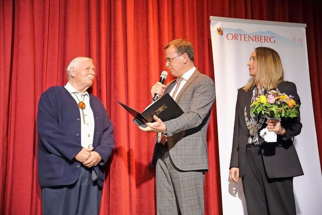 Wilhelm von Ascheraden wird von Volker...nd Amalia Lindt-Hermann ausgezeichnet.  | Foto: Gustav Herp