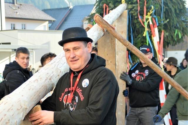 Beim Narrenbaumstellen in Langenau muss auch der Brgermeister schwitzen