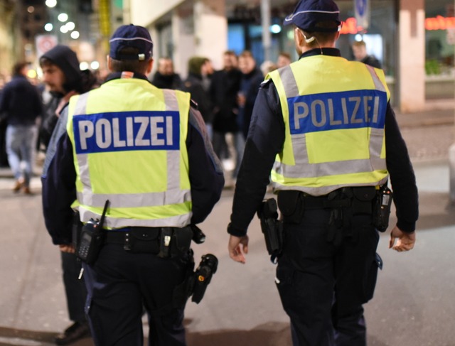 Wenn  Basler Polizisten  die Uniform a...afr   knftig eine  Pauschale  geben.  | Foto: Jonas Gnther