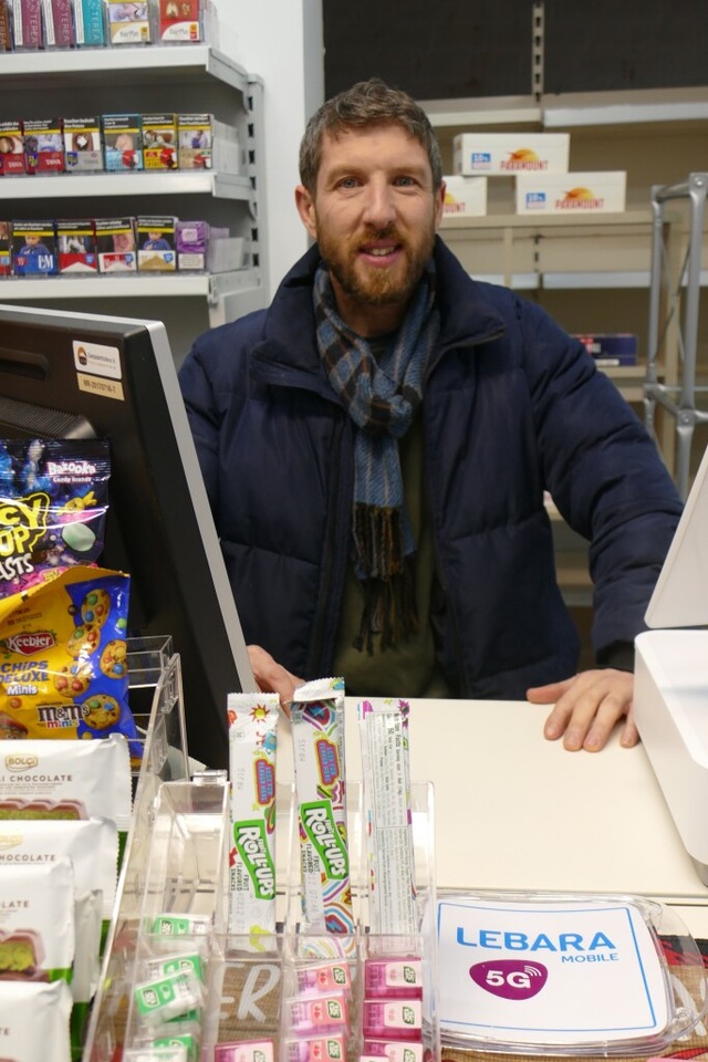 Ossamah Kamal betreibt seit kurzem einen Kiosk mit Paketshop an der Hebelstrae.  | Foto: Philipp Peters