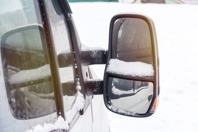 Eine Autofahrerin streifte in Hchensc...egel eines geparkten Bus (Symbolbild).  | Foto: Bonsales (Adobe Stock)