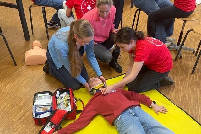 Nur Mdchen leisten bei kleineren Unfllen Hilfe im Safe-Team des Staufener Faustgymnasiums