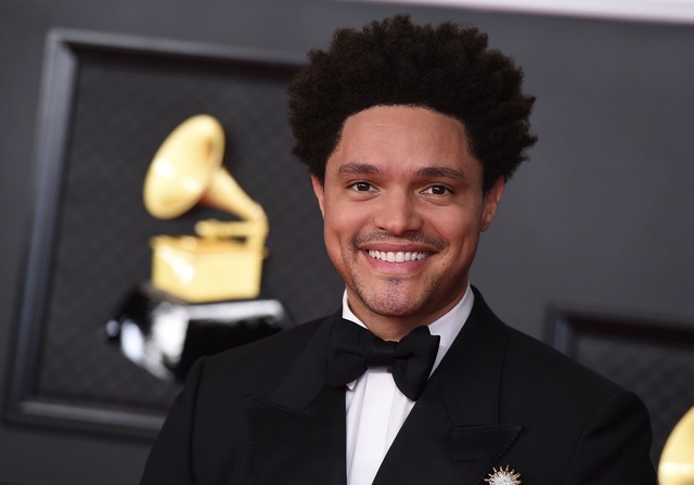 Comedian Trevor Noah moderiert erneut die Grammys  | Foto: Jordan Strauss/Invision/AP/dpa