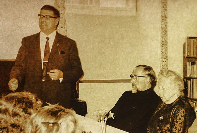 Brgermeister Eugen Schmidle (stehend)...ckgabe des Kinderhauses Sankt Josef.   | Foto: Hansjrg Bader