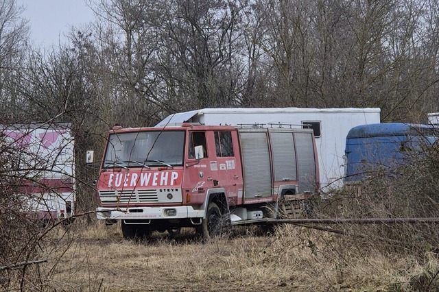 Ein altes Feuerwehrauto steht mit vier... auf einem Privatgrundstck in Auggen.  | Foto: Hannes Selz