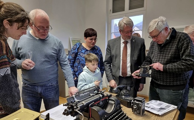 Sammler Klaus Kurz (ganz rechts) prsentierte Kameras von gestern und heute.   | Foto: Dieter Fleig