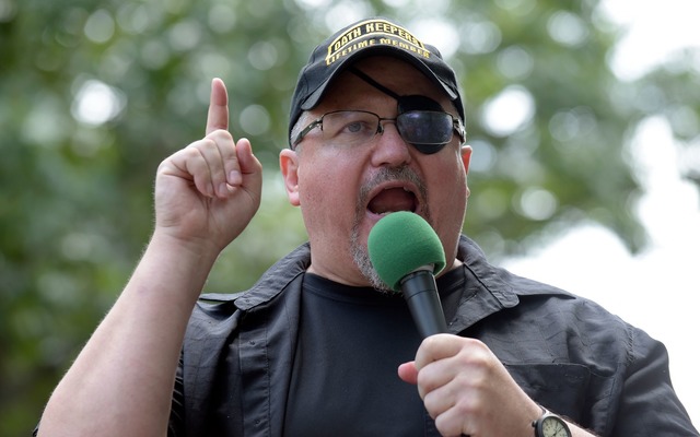 Auch der Gr&uuml;nder der "Oath Keeper...en Haftstrafe verurteilt. (Archivbild)  | Foto: Susan Walsh/AP/dpa