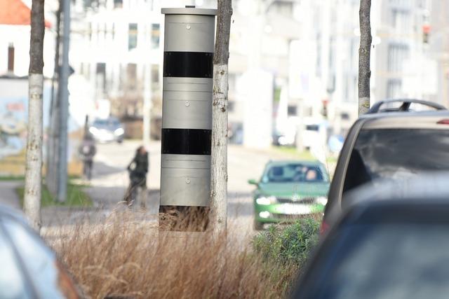 Lkw-Fahrer kommt in Freiburg von der Fahrbahn ab, fhrt Blitzer um –  und verletzt sich dabei