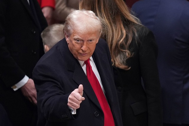 Trump hat an seinem ersten Tag im Amt eine Welle an Entscheidungen verf&uuml;gt.  | Foto: Evan Vucci/AP/dpa