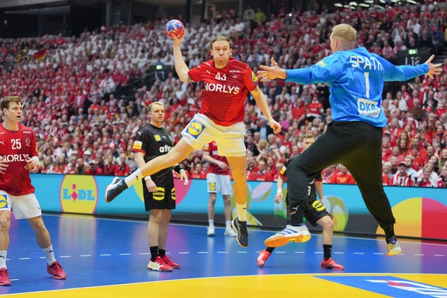 Die deutschen Handballer haben bei der...n Gold-Favorit D&auml;nemark verloren.  | Foto: S&ouml;ren Stache/dpa