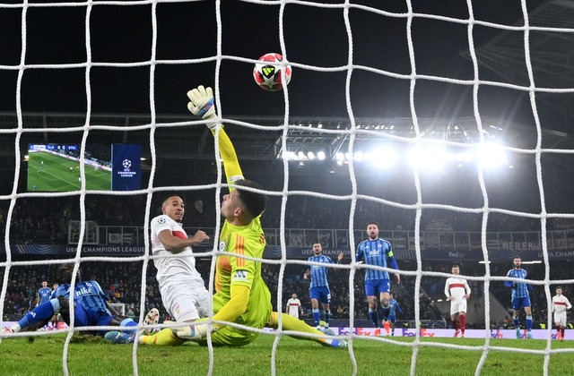 Jamie Leweling trifft zum 1:0 f&uuml;r die Stuttgarter.  | Foto: Marijan Murat/dpa