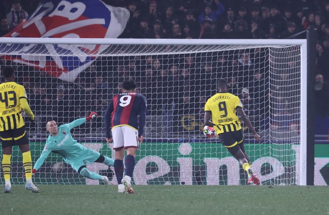 Serhou Guirassy trifft per Elfmeter zum 1:0 f&uuml;r den BVB.  | Foto: Fabio Sasso/dpa