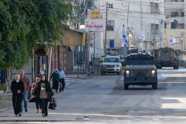 Israels Milit&auml;r geht im Westjorda...egen militante Pal&auml;stinenser vor.  | Foto: Majdi Mohammed/AP/dpa