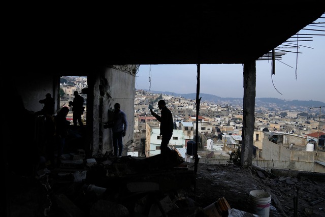 Bei dem israelischen Milit&auml;reinsa...en Angaben mehrere Menschen ums Leben.  | Foto: Nasser Nasser/AP/dpa