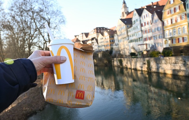 Eine McDonald's To-Go-T&uuml;te und ei...r Altstadt gehalten (gestellte Szene).  | Foto: Bernd Wei&szlig;brod/dpa