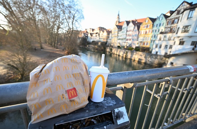 Eine McDonald's To-Go-T&uuml;te und ei...r Altstadt gehalten (gestellte Szene).  | Foto: Bernd Wei&szlig;brod/dpa