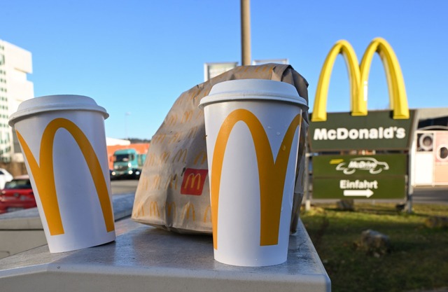 Eine McDonald's To-Go-T&uuml;te und ei...iner T&uuml;binger McDonald's-Filiale.  | Foto: Bernd Wei&szlig;brod/dpa