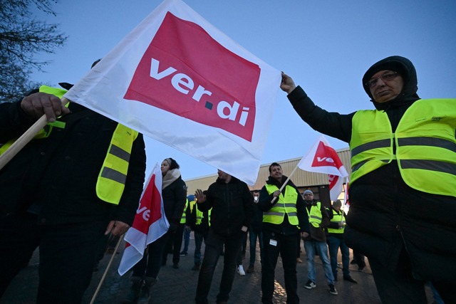 Mitarbeiter eines privaten Busunternehmens beteiligen sich am Warnstreik.  | Foto: Bernd Wei&szlig;brod/dpa