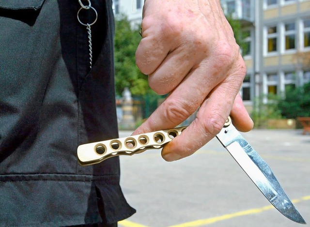 Der Angreifer durchtrennte mehrere Sehnen des Schaffners (Symbolbild).  | Foto: Ingo Wagner (dpa)