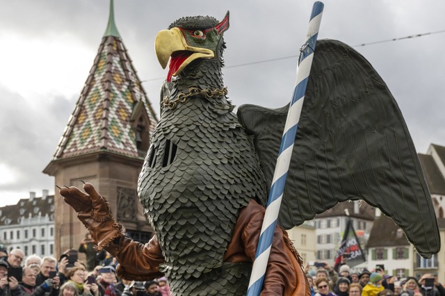 Der Vogel Gryff tanzt auf der Mittleren Brcke  | Foto: Georgios Kefalas (dpa)