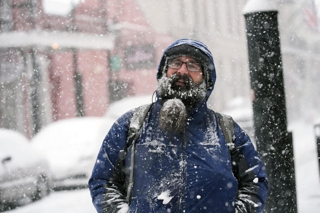 Ein Mann in New Orleans geniet den Schnee - der ist eher selten.  | Foto: Gerald Herbert (dpa)