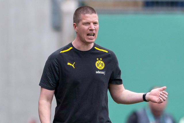 U19-Coach Mike Tullberg wird die BVB-M... Samstag gegen Werder Bremen betreuen.  | Foto: Thomas Heesler/Kirchner-Media/dpa