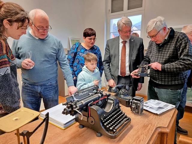 Sammler Klaus Kurz (ganz rechts) prsentierte Kameras von gestern und heute.  | Foto: Dieter Fleig