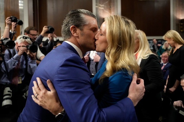 Pete Hegseth ist inzwischen mit Jennifer Rauchet verheiratet. (Archivbild)  | Foto: Ben Curtis/AP/dpa