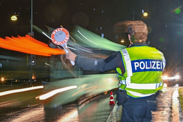 Die Polizei kontrollierte einen Reisebus, in dem der Mann sa. (Symbolfoto)  | Foto: Patrick Pleul (dpa)