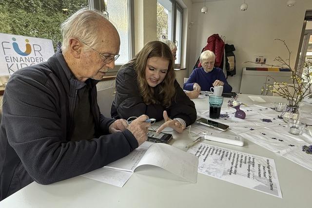 Premiere fr das Handy-Caf in Kirchzarten: Jugendliche beraten Senioren rund um das Smartphone