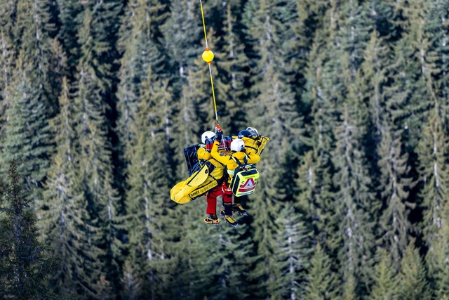 Der &Ouml;sterreicher Felix Hacker wur...zb&uuml;hel per Hubschrauber geborgen.  | Foto: Expa/Johann Groder/APA/dpa