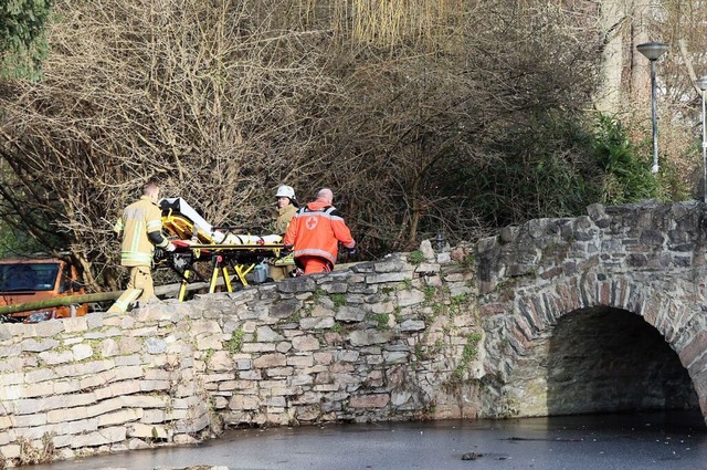 Rettungskrfte gehen in der Nhe des T...chaffenburg eine kleine Brcke hinauf.  | Foto: Ralf Hettler (dpa)