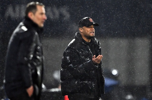 Kalte Dusche f&uuml;r Bayern-Coach Vincent Kompany (r) im De Kuip.  | Foto: Federico Gambarini/dpa