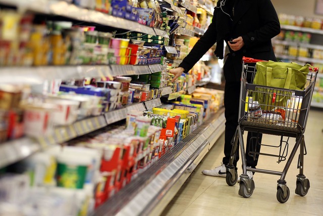 Im Supermarkt ist vieles teurer geworden.  | Foto: Oliver Berg/dpa