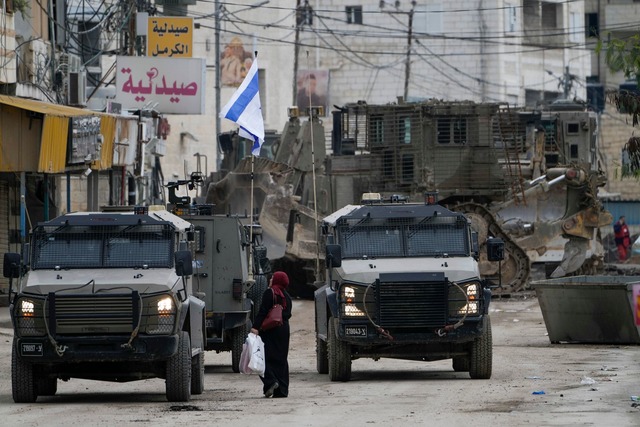 Israelische Milit&auml;rfahrzeuge bewa...ochburg militanter Pal&auml;stinenser.  | Foto: Majdi Mohammed/AP/dpa